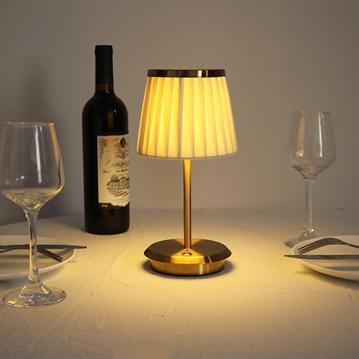 Battery operated table lamp