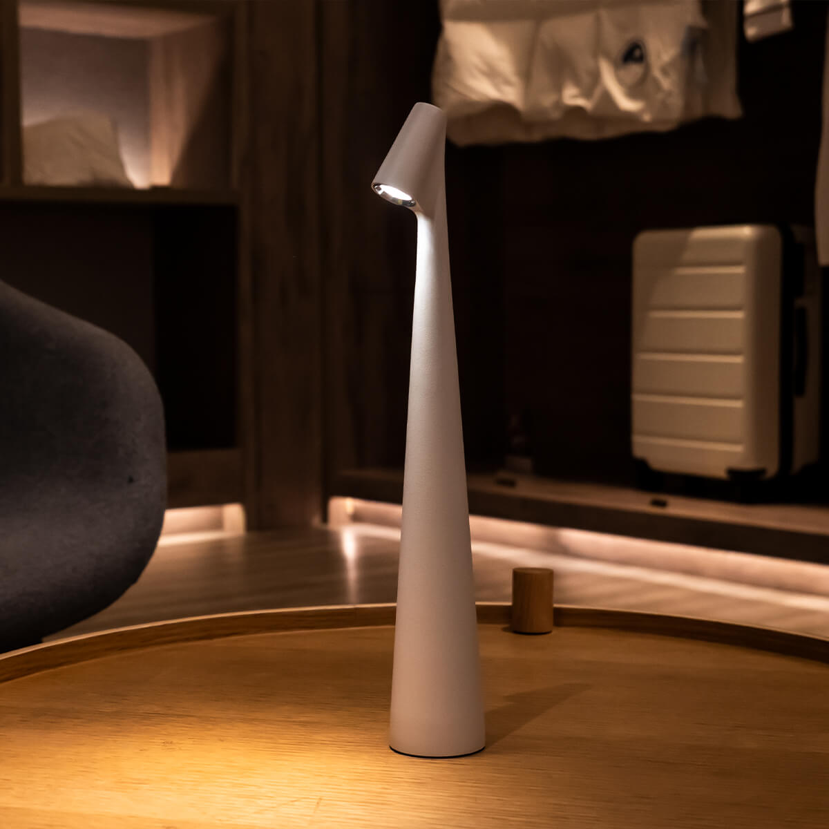 sleek table lamp
